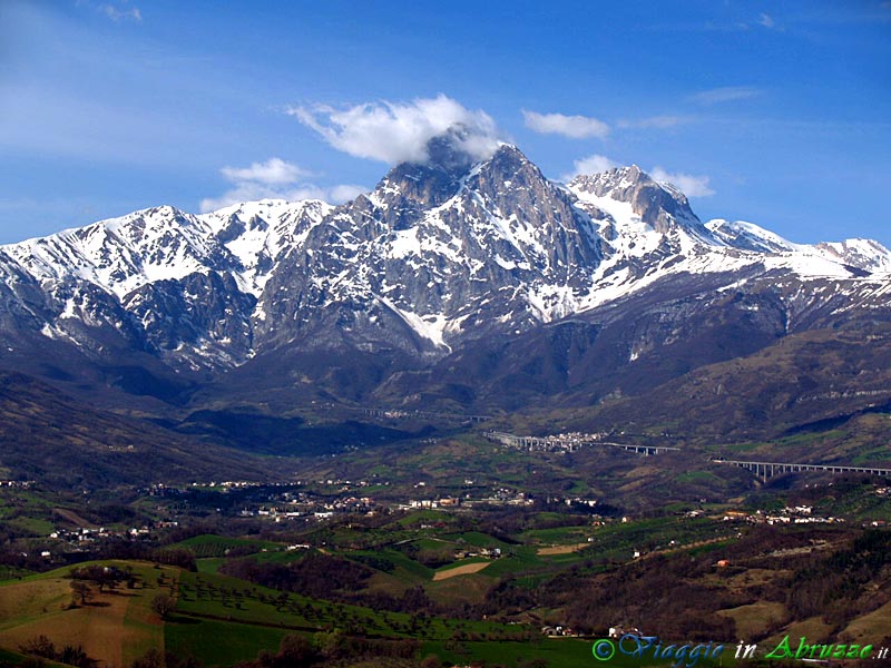 03-P4013045+.jpg - 03-P4013045+.jpg - Il Monte Corno (2.912 m.), la montagna più alta degli Appennini, visto dal belvedere del borgo.